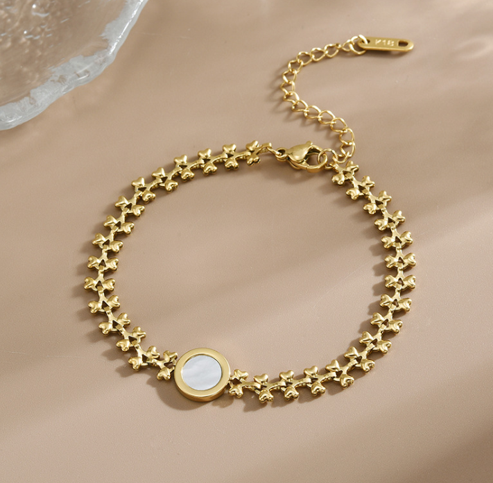Retro Heart-shaped Titanium Steel 18K Gold Bracelet