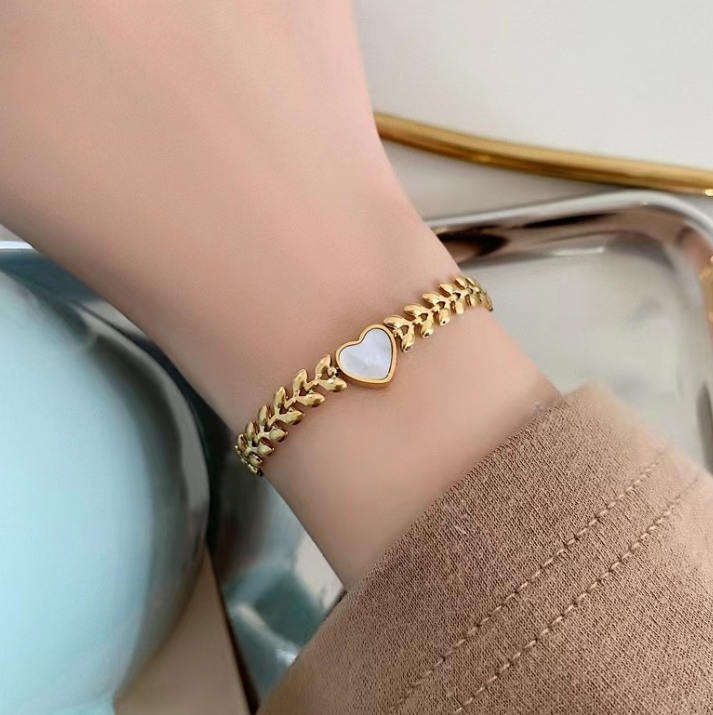 Retro Heart-shaped Titanium Steel 18K Gold Bracelet